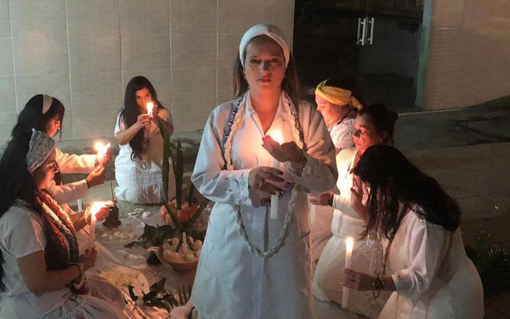 Espírita Carina com Velas